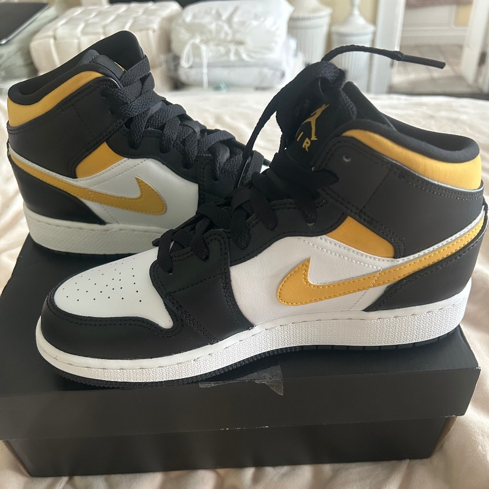 Authentic Black and Yellow Air Jordan 1 Mid size 5.5 Boys 7 Women